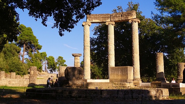 A stone structure with pillars in the middle of it.