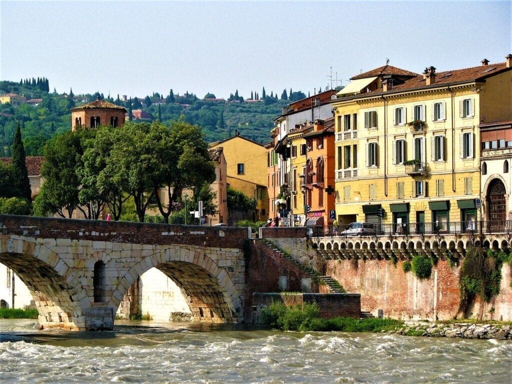A bridge over the water with many buildings in it