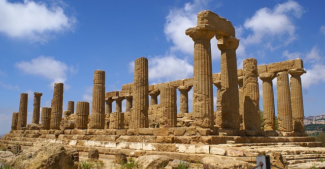 A large stone structure with many pillars in the middle.